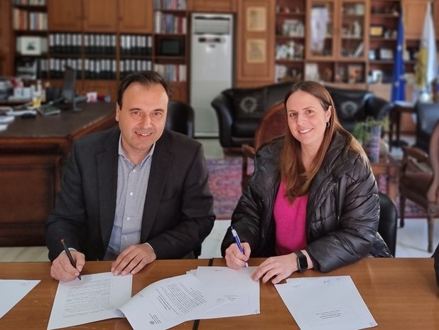 Επισκευάζει στέγες τριών δημοτικών κτηρίων